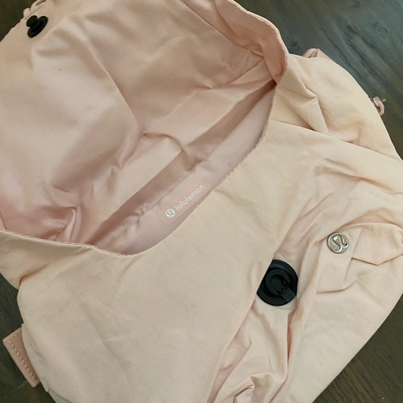 Lululemon curved crossbody bag pink color - Picture 2 of 4